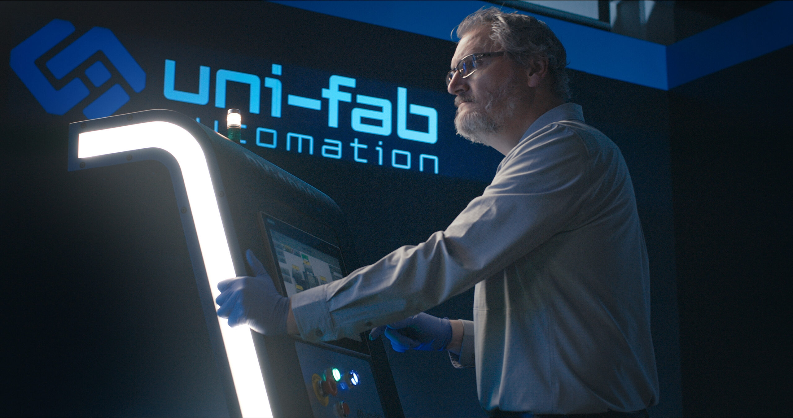 Operator using Uni-Fab Automation RXi1000